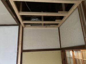 静岡県沼津市　S様邸　天井のクロス貼り替え工事（1）