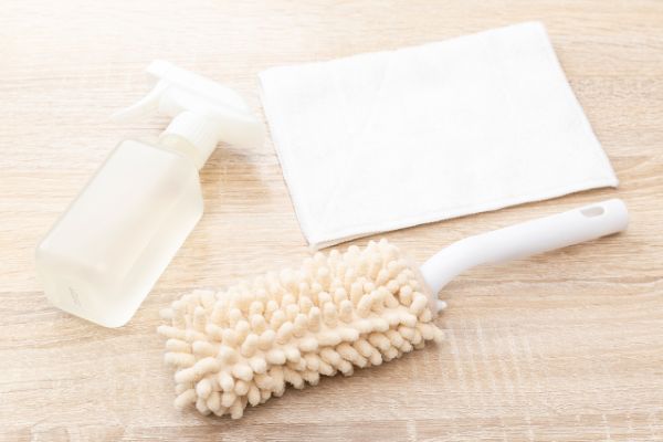 壁紙をきれいにする方法とは?汚れ別・素材別の掃除方法を解説