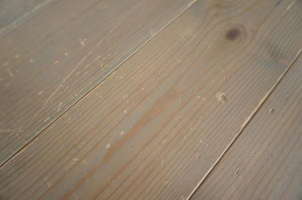無垢フローリングは傷つきやすい?原因や補修方法・日常的な対策とは?