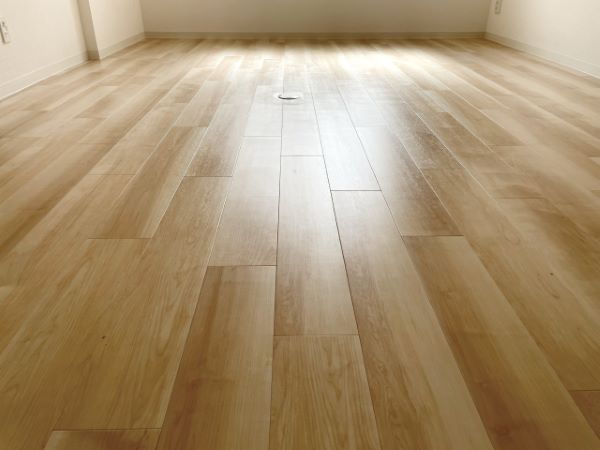 フローリングを張り替えるメリットとは？重ね張りとの違いもわかりやすく解説