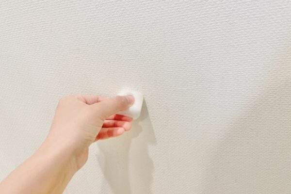 壁紙をきれいにする方法とは？汚れ別・素材別の掃除方法を解説