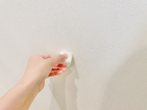 壁紙をきれいにする方法とは?汚れ別・素材別の掃除方法を解説